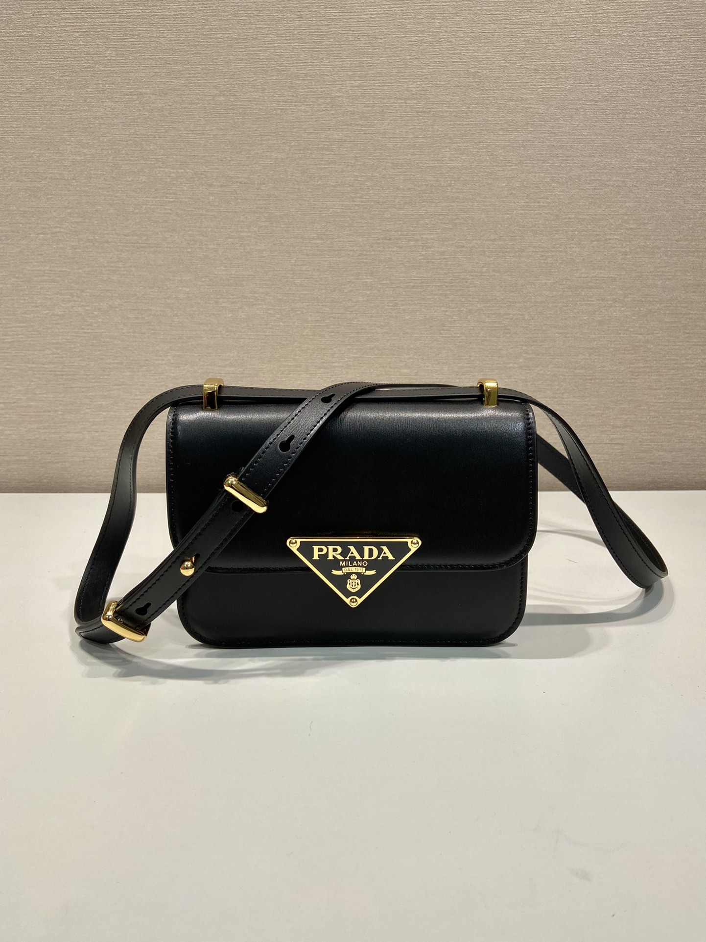 Pra*a emblème leather bag