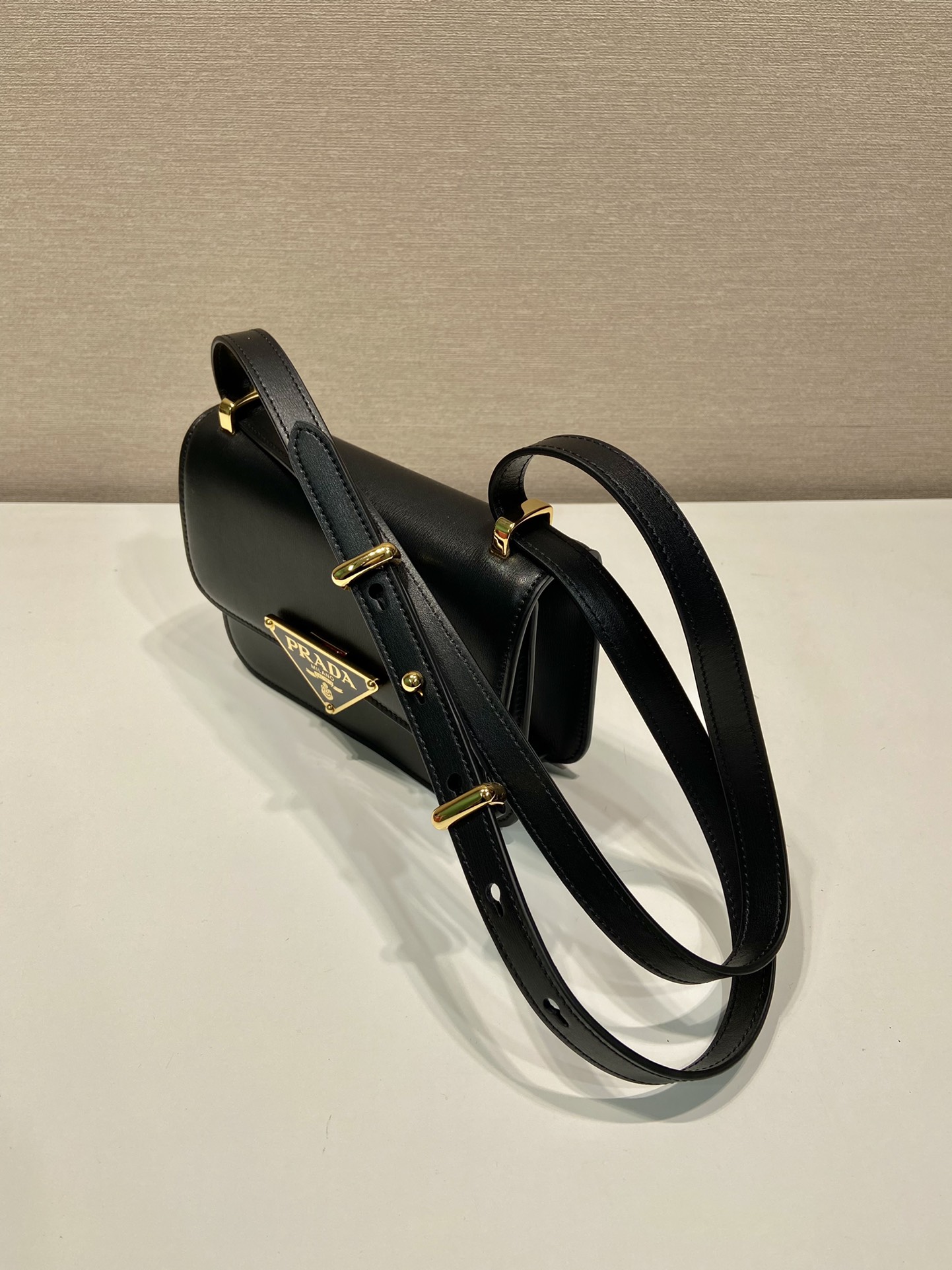 Pra*a emblème leather bag