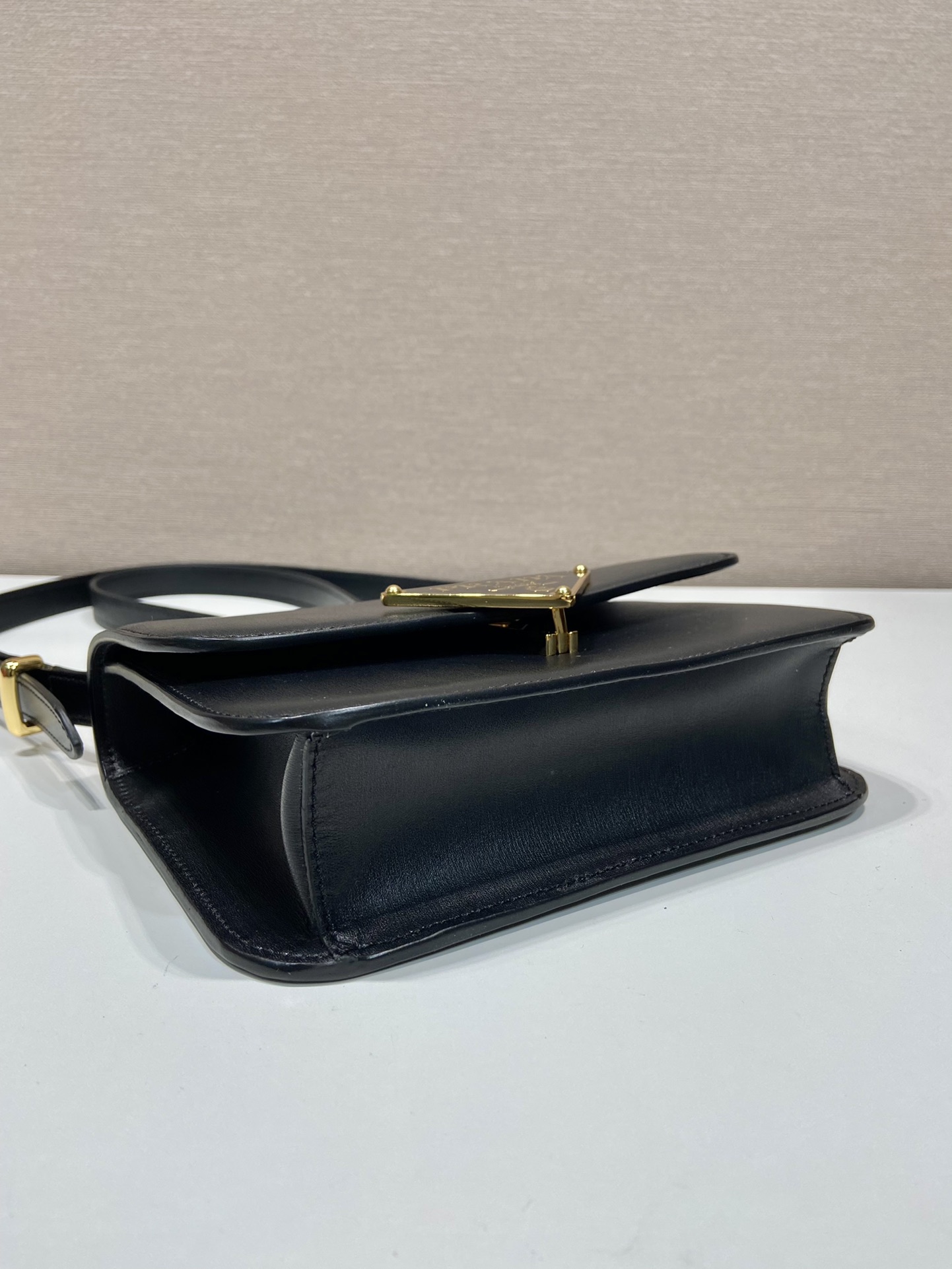 Pra*a emblème leather bag