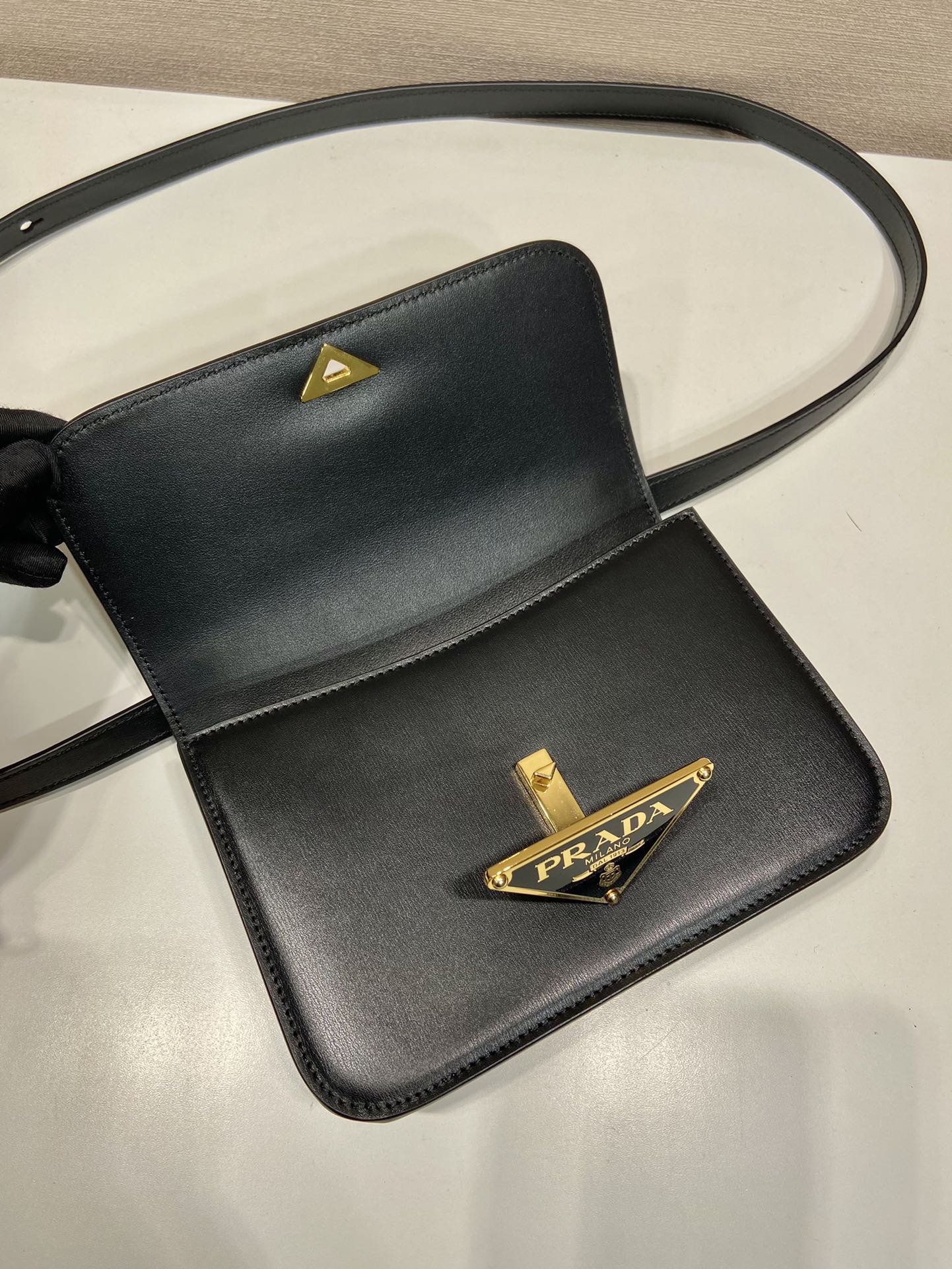 Pra*a emblème leather bag