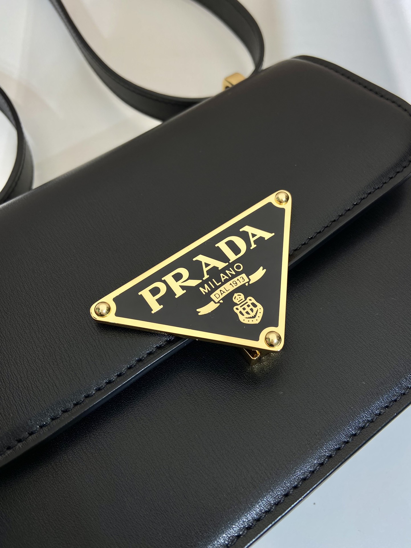 Pra*a emblème leather bag