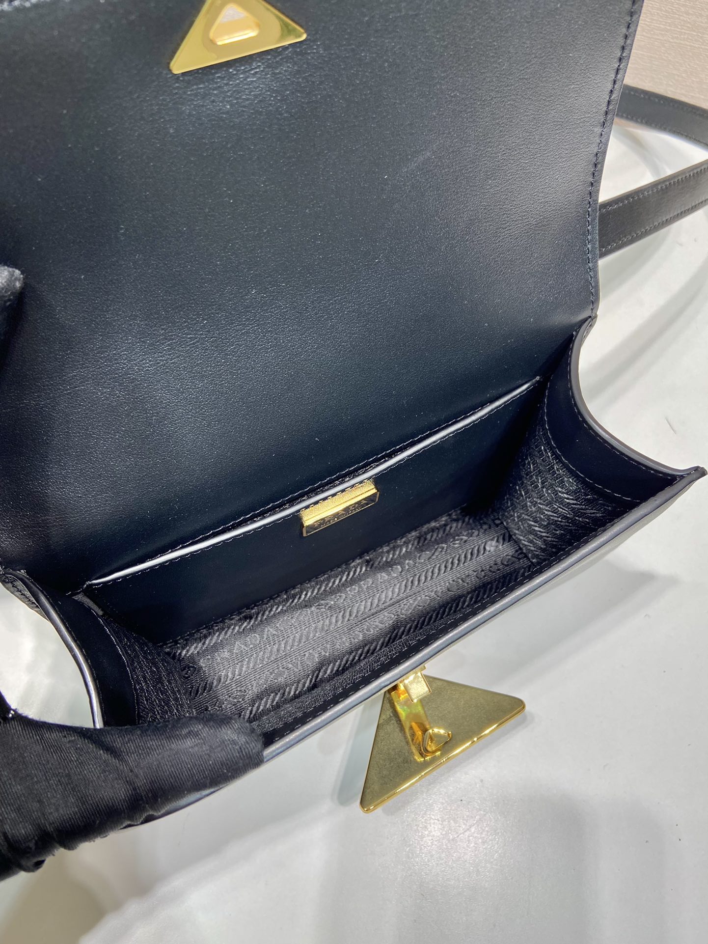 Pra*a emblème leather bag