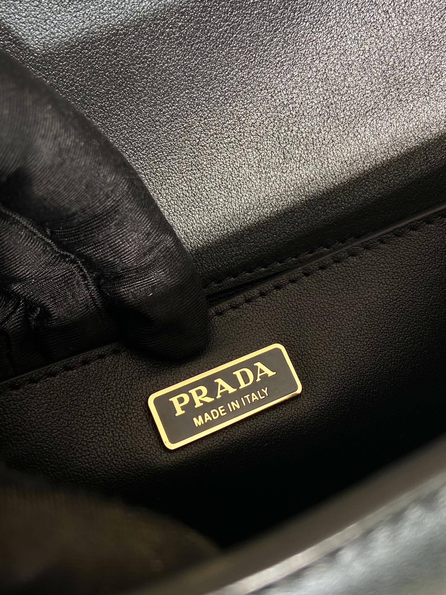 Pra*a emblème leather bag