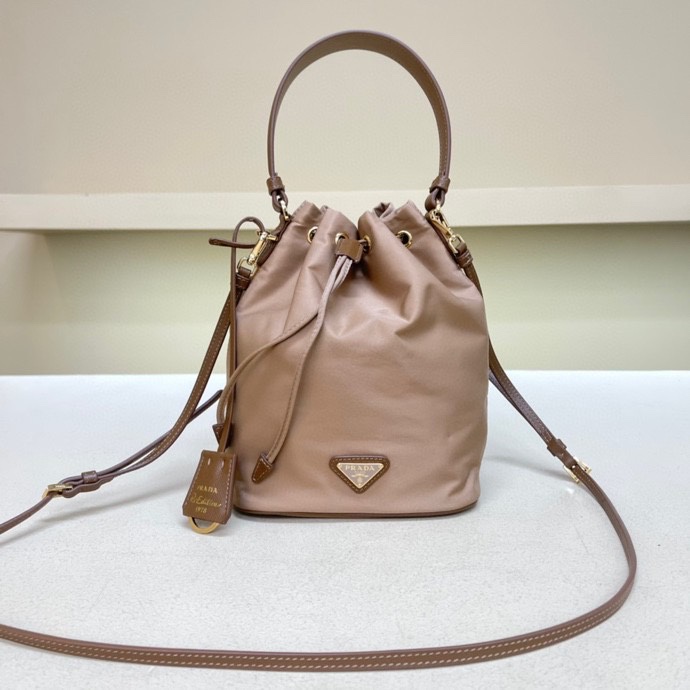 Pra*a re-edition 1978 re-nylon bag