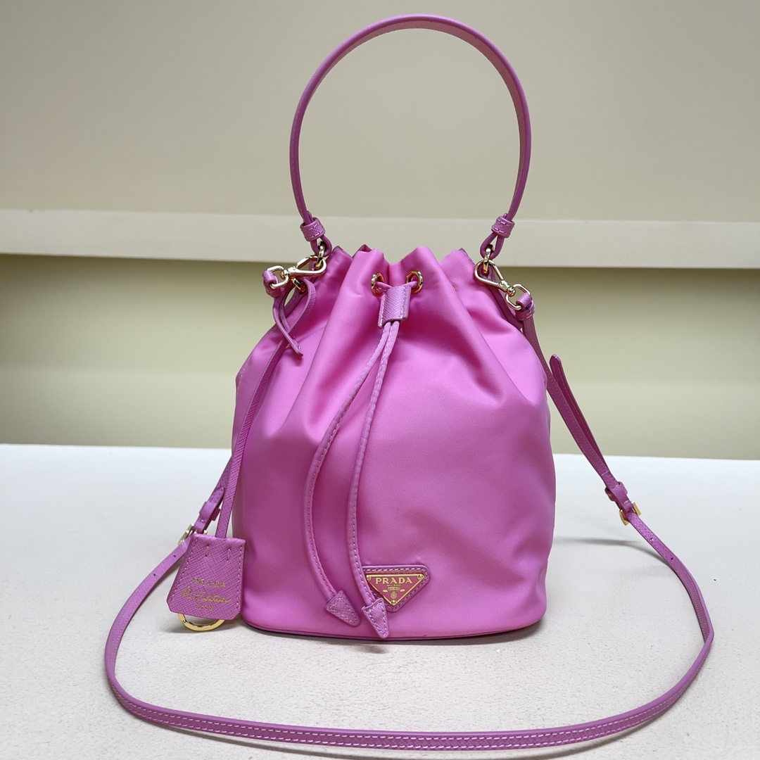 Pra*a re-edition 1978 re-nylon bag