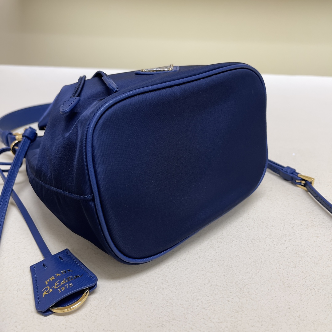 Pra*a re-edition 1978 re-nylon bag
