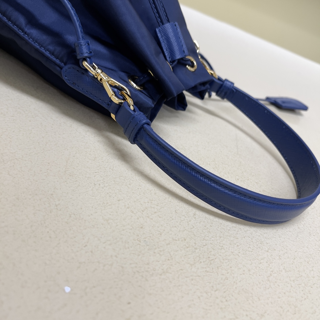 Pra*a re-edition 1978 re-nylon bag