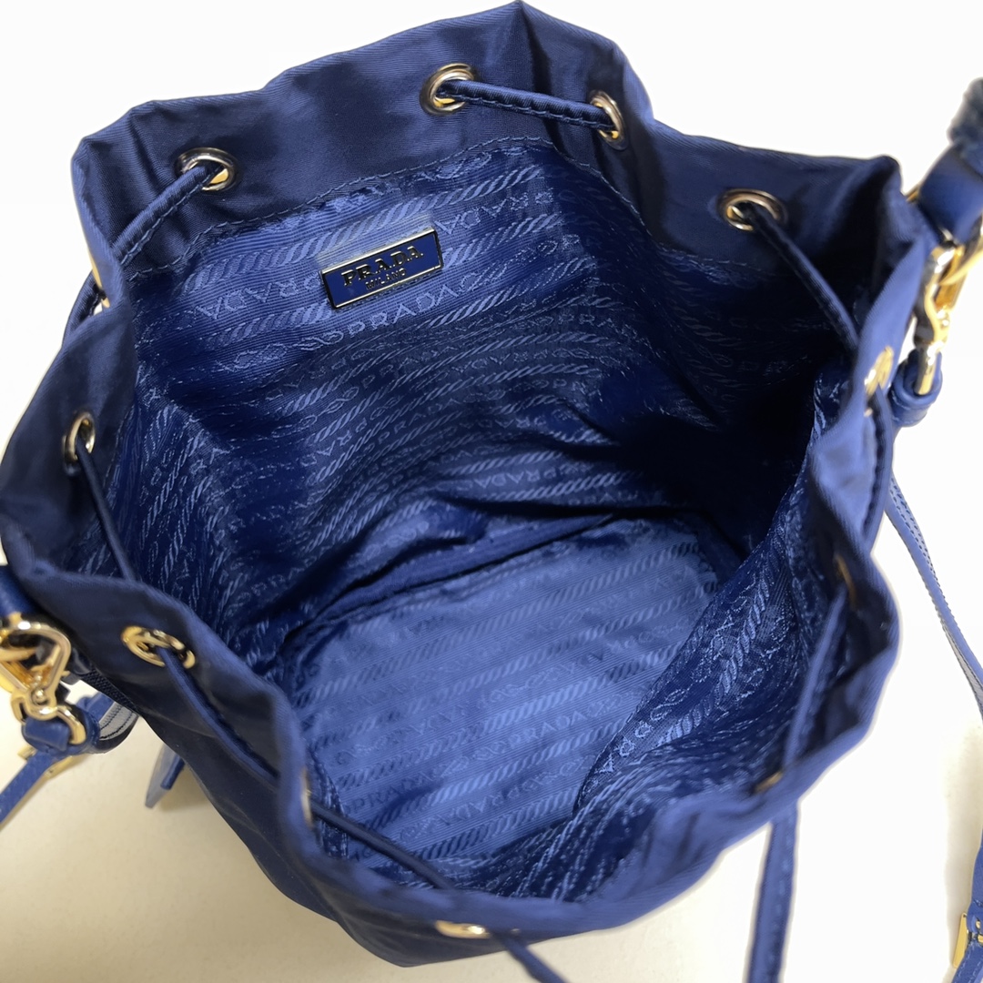 Pra*a re-edition 1978 re-nylon bag