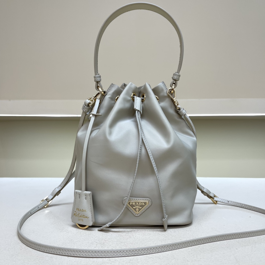 Pra*a re-edition 1978 re-nylon bag