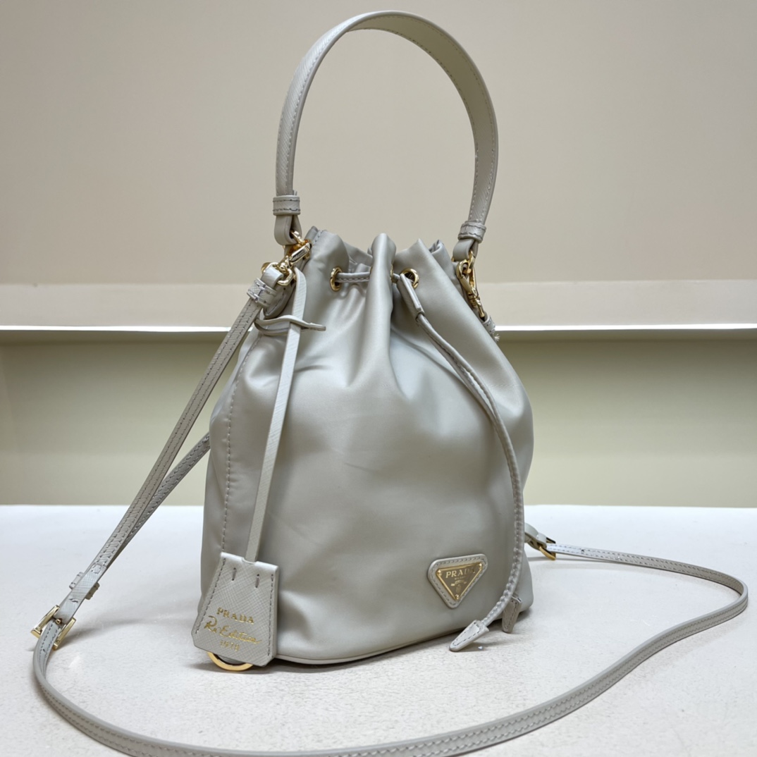 Pra*a re-edition 1978 re-nylon bag