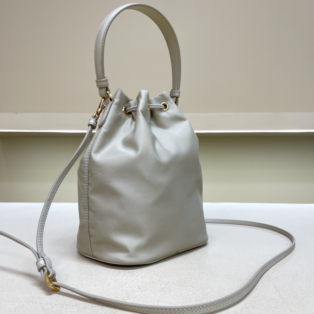 Pra*a re-edition 1978 re-nylon bag