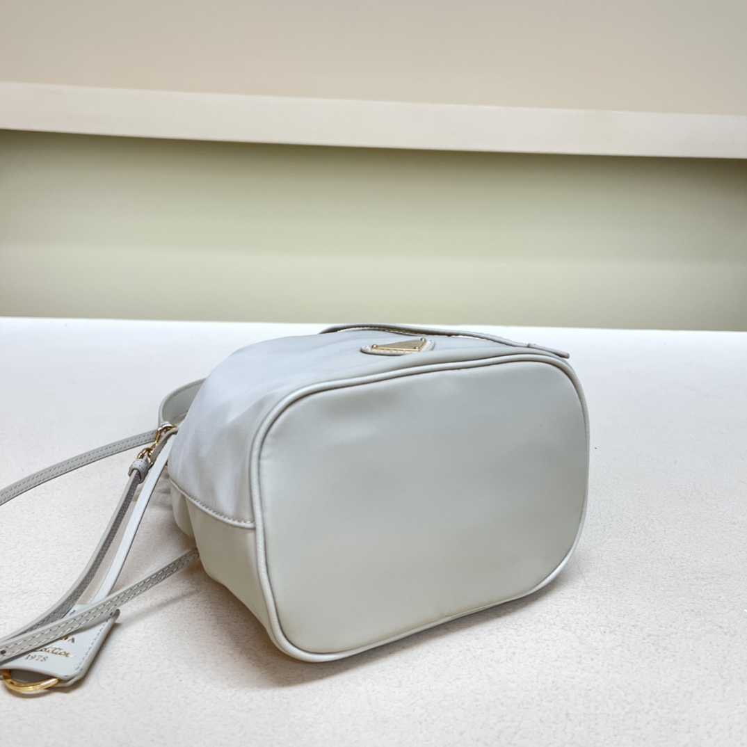 Pra*a re-edition 1978 re-nylon bag