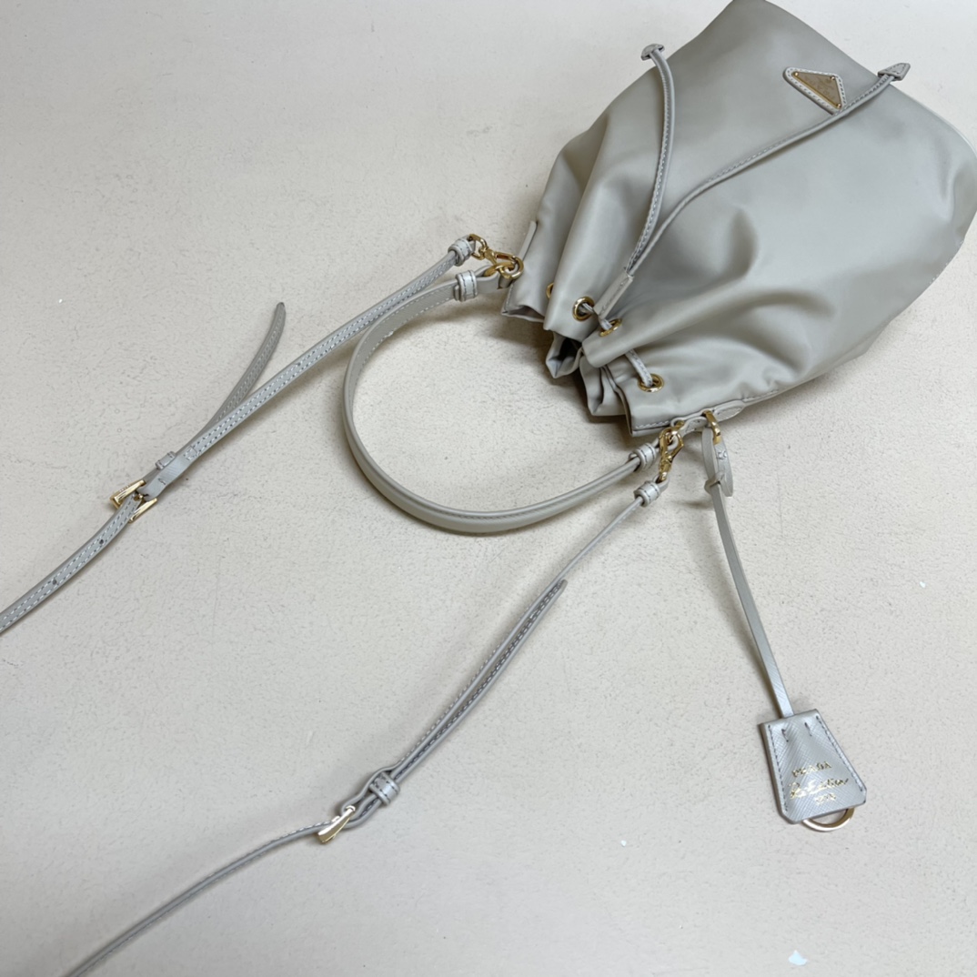 Pra*a re-edition 1978 re-nylon bag