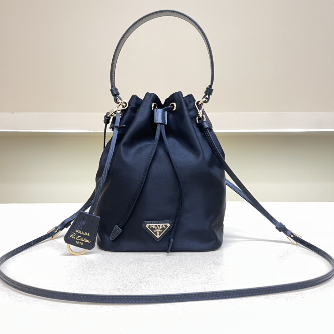 Pra*a re-edition 1978 re-nylon bag