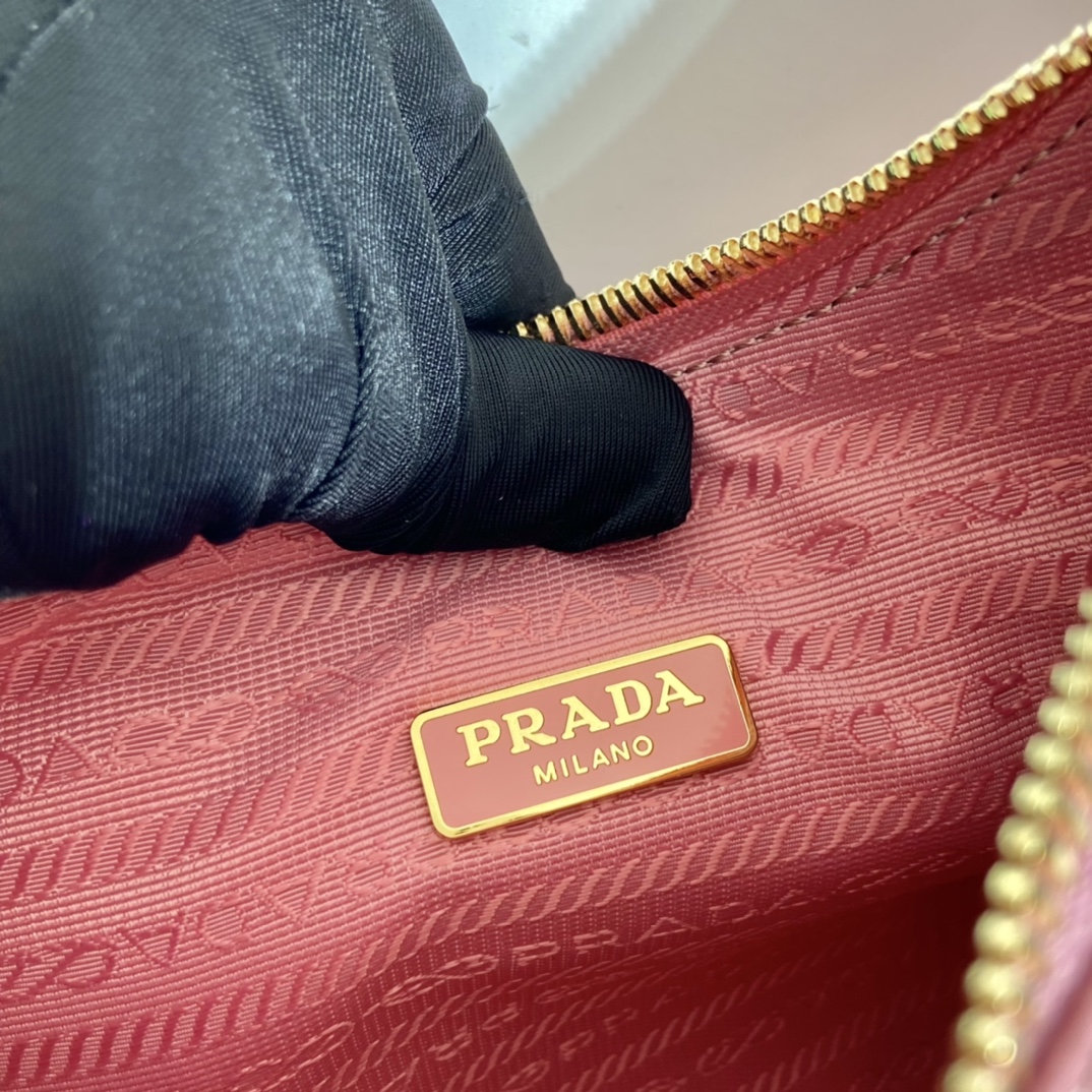 Pra*a hobo bag