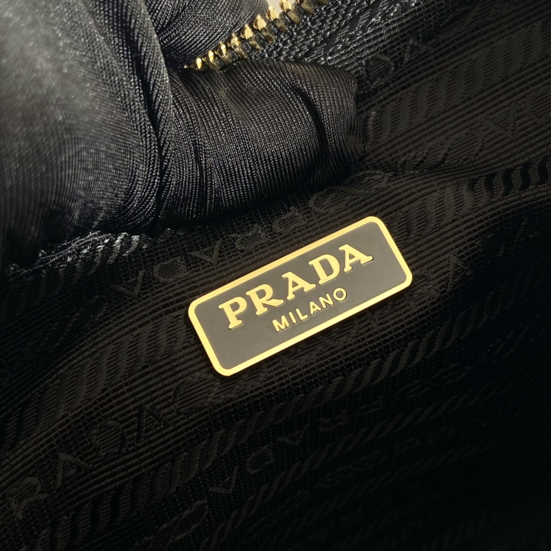 Pra*a hobo bag