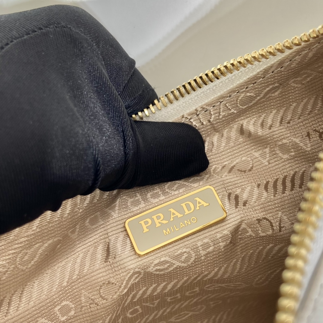 Pra*a hobo bag