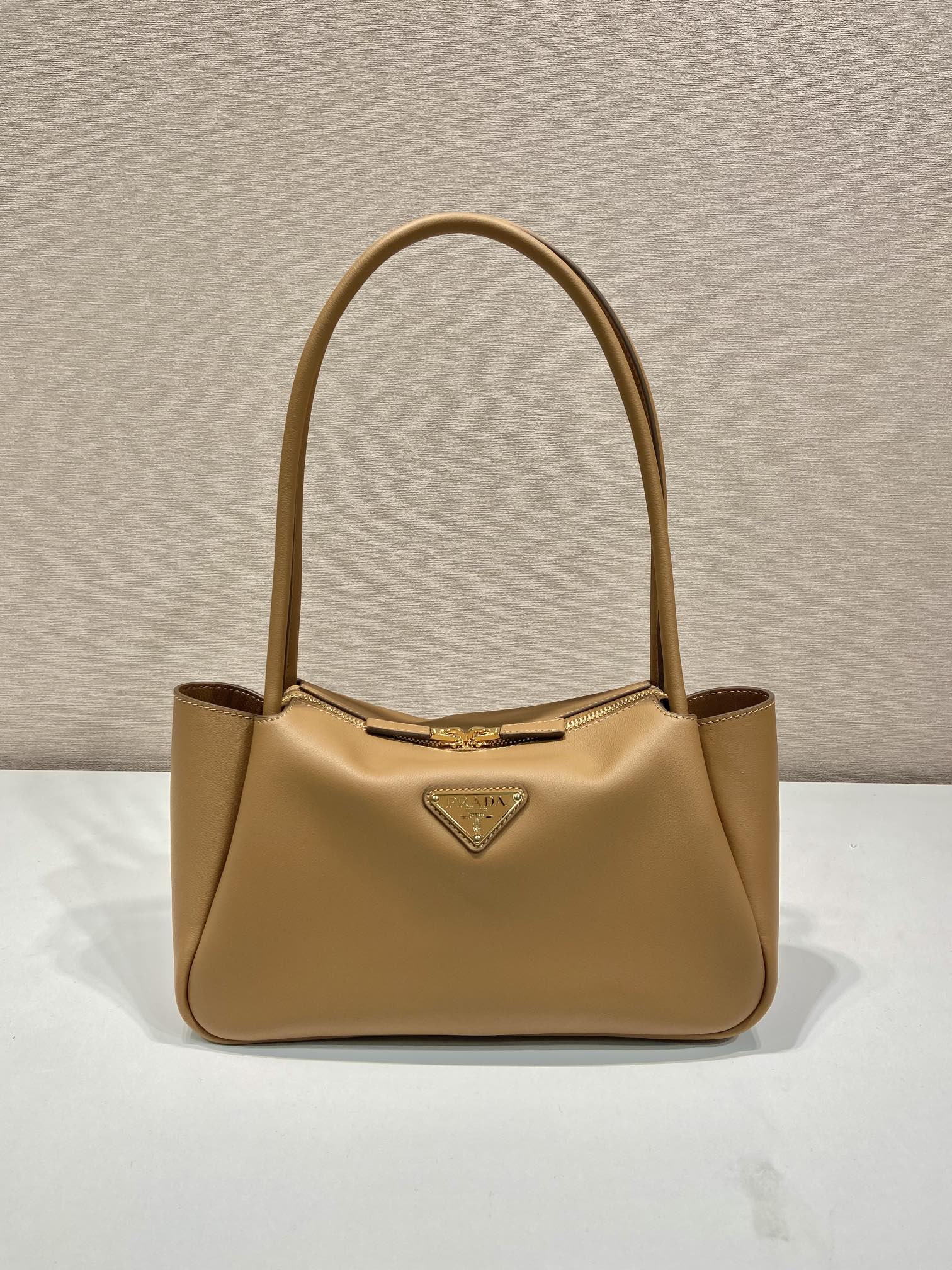 Pra*a medium leather handbag