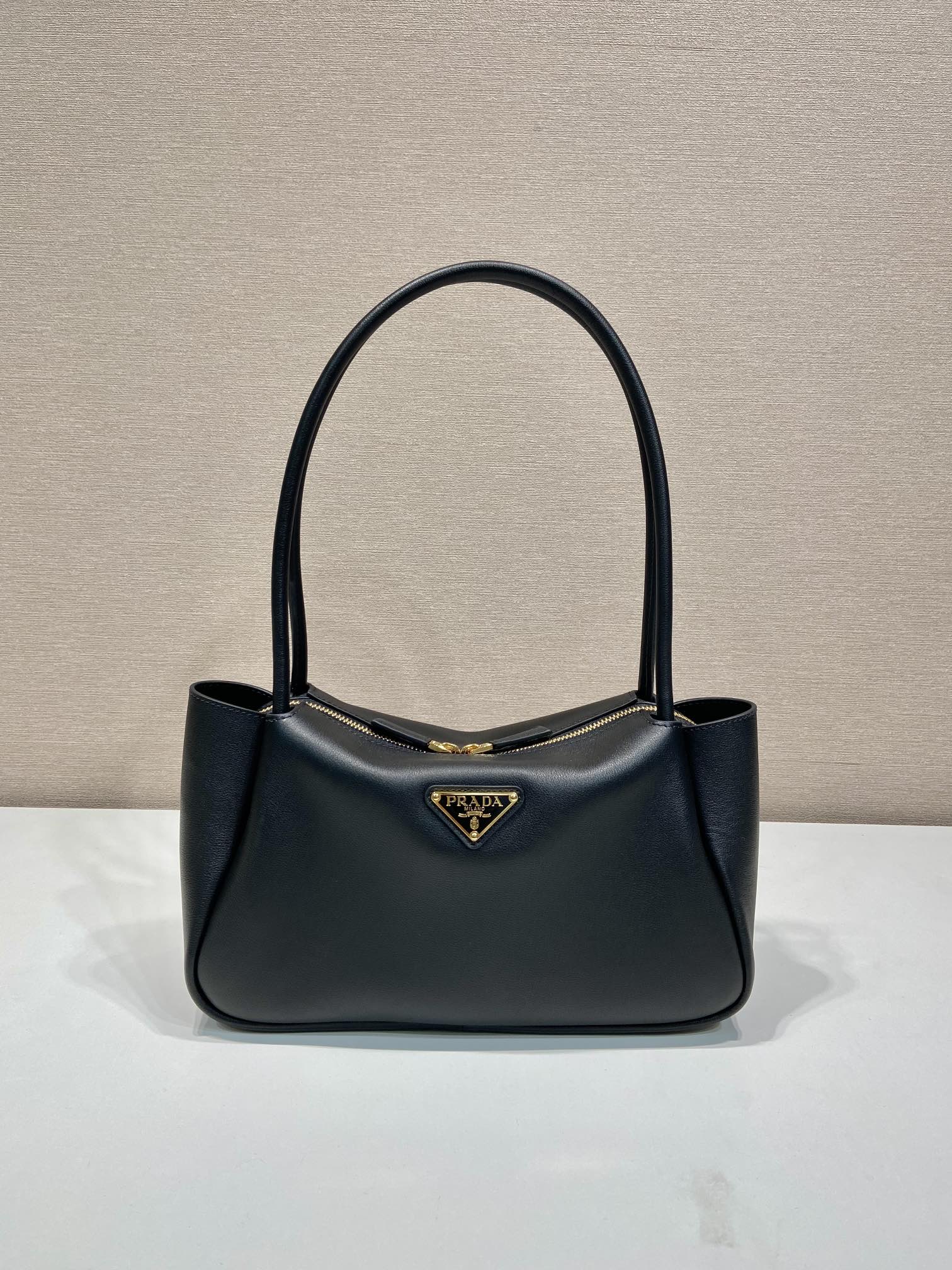 Pra*a medium leather handbag