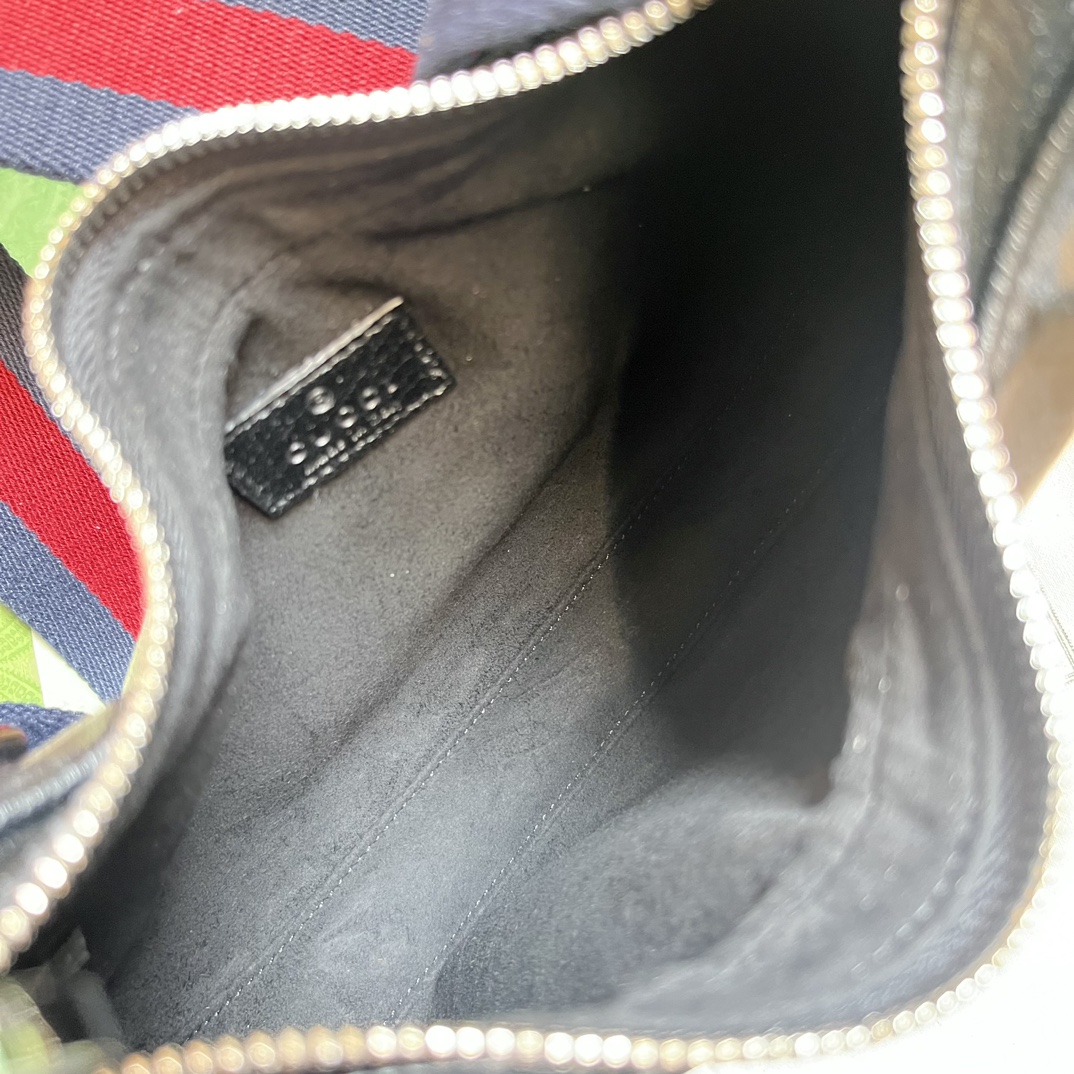 G*u*i G*u*i attache small shoulder bag