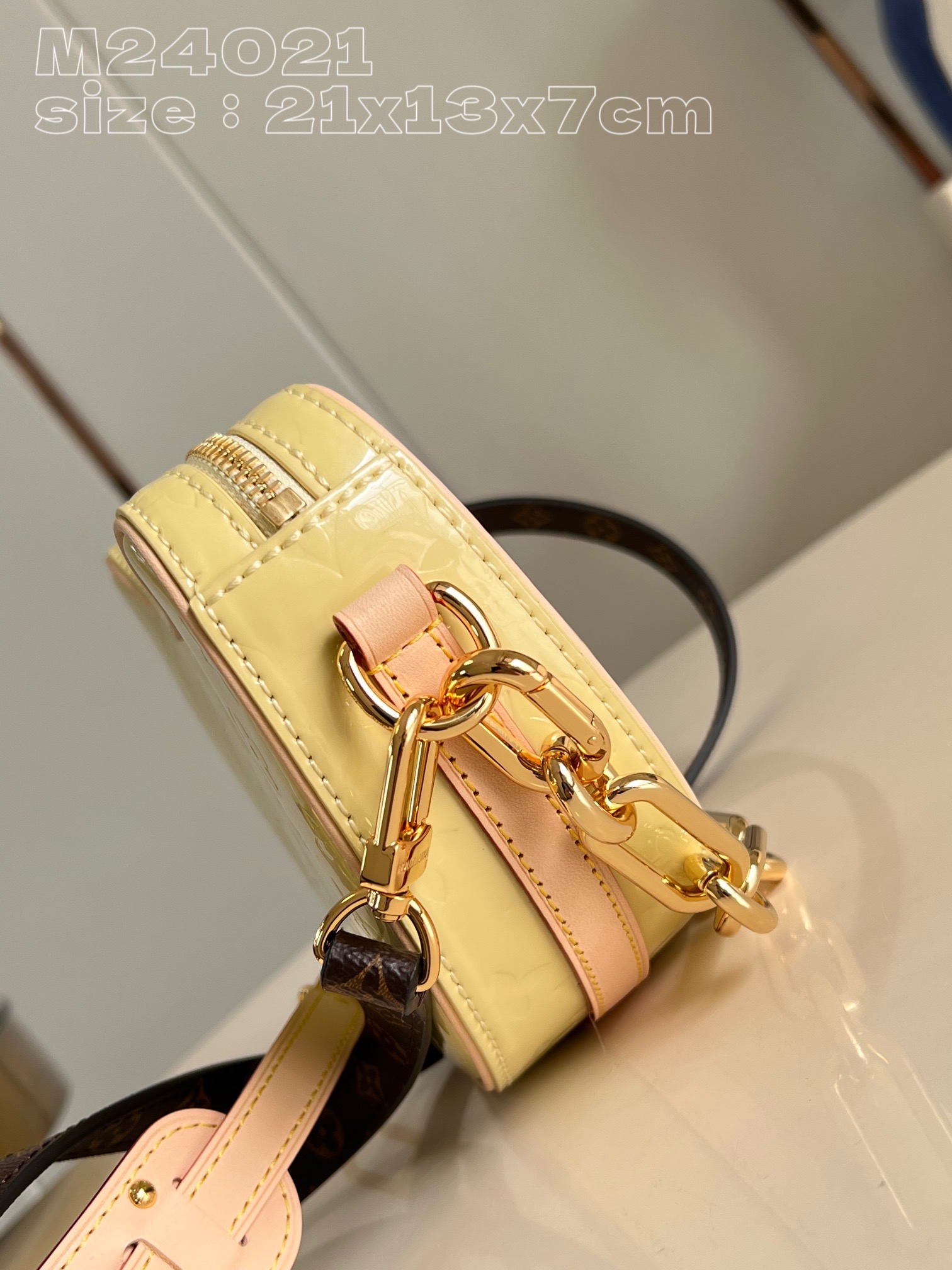 l**is V*t*n croissant pm monogram vernis leather