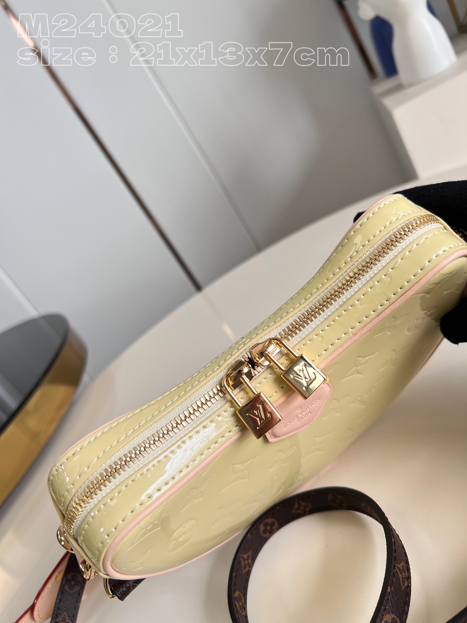 l**is V*t*n croissant pm monogram vernis leather