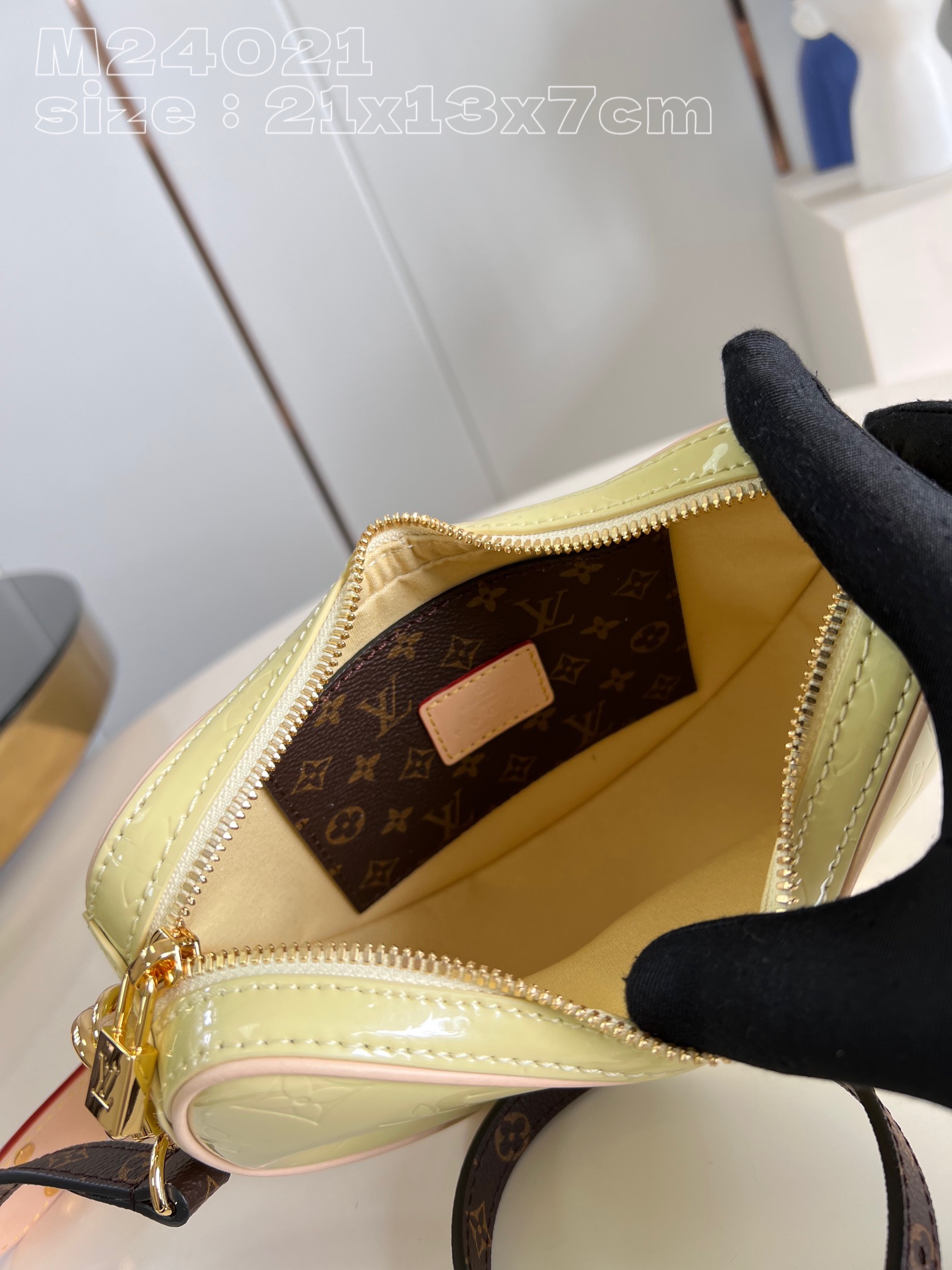 l**is V*t*n croissant pm monogram vernis leather