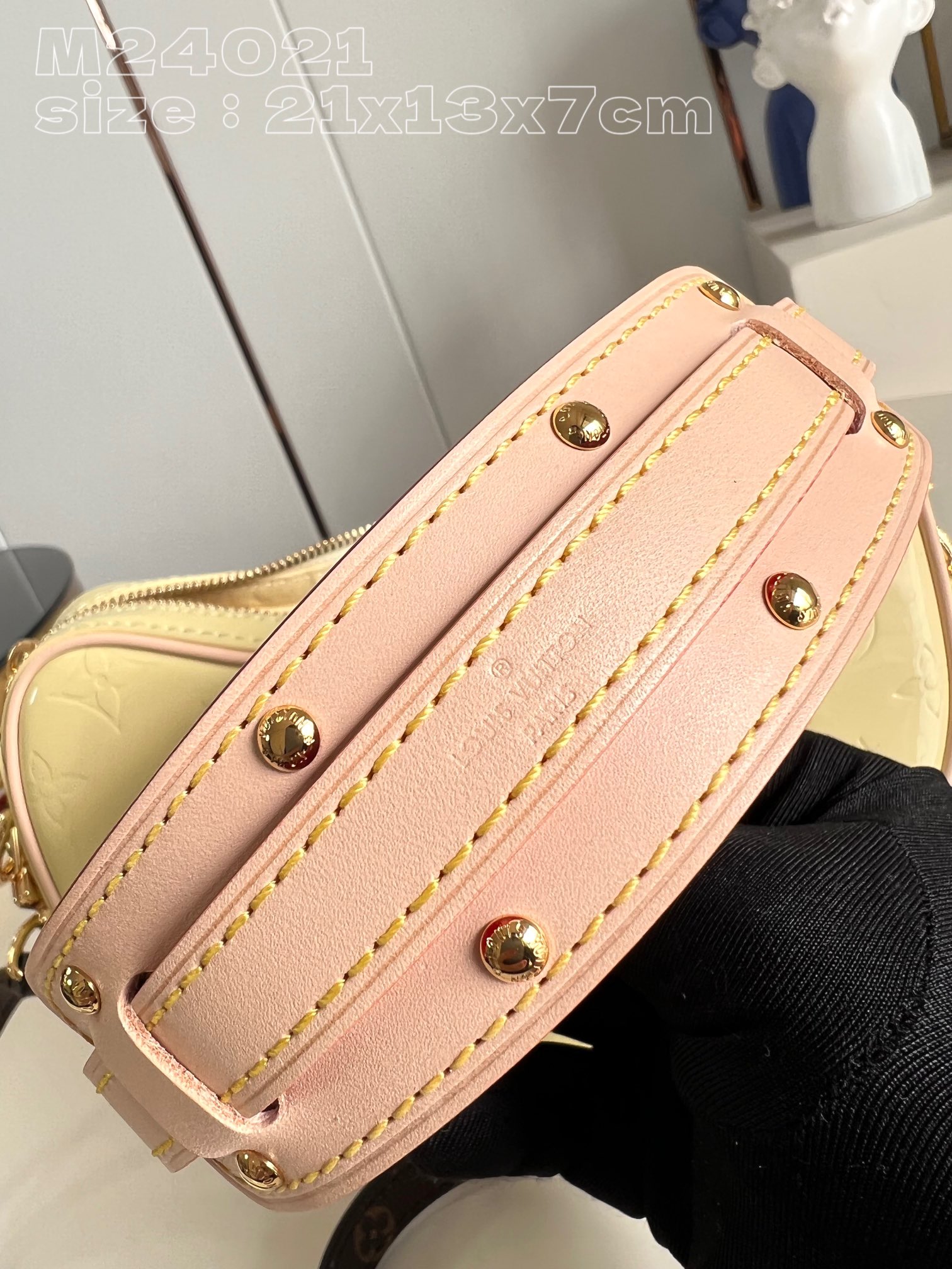 l**is V*t*n croissant pm monogram vernis leather