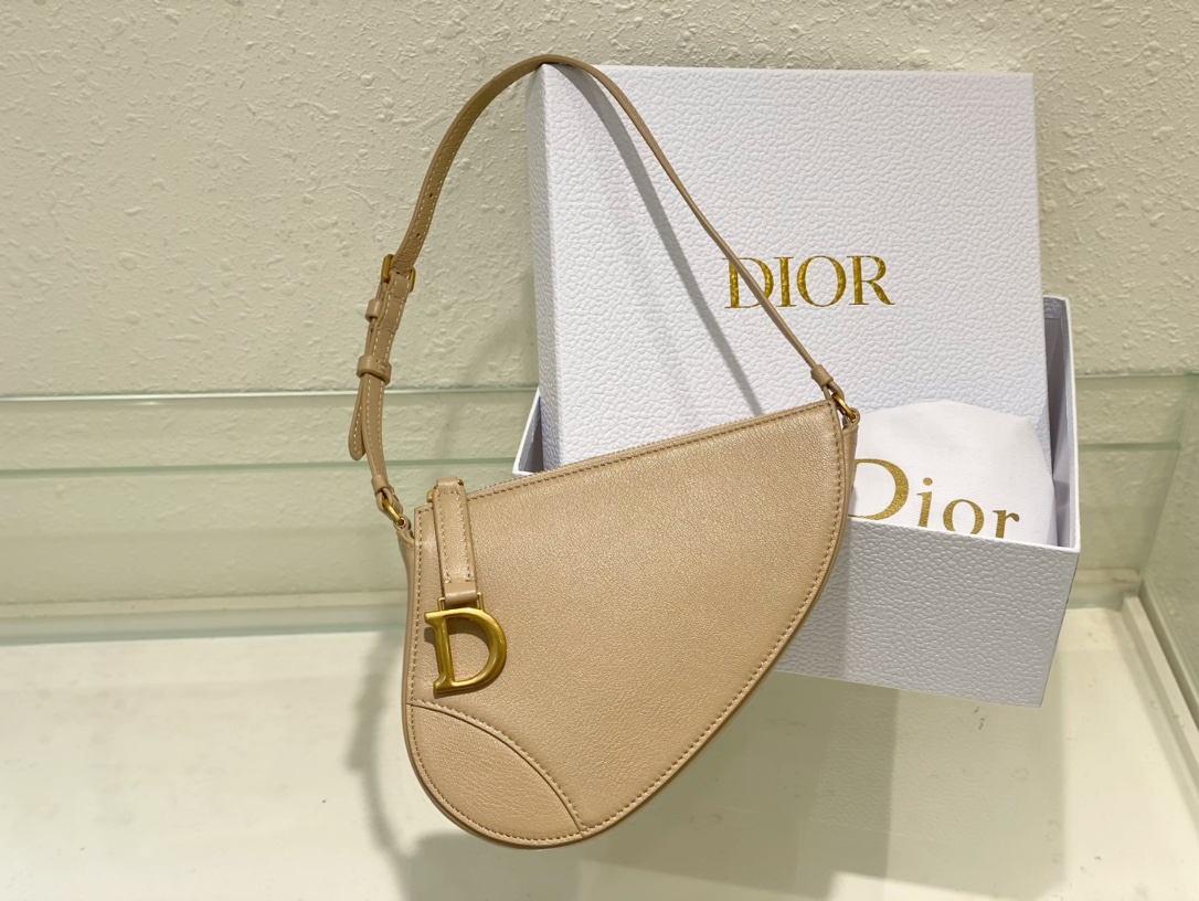 D*or saddle shoulder pouch