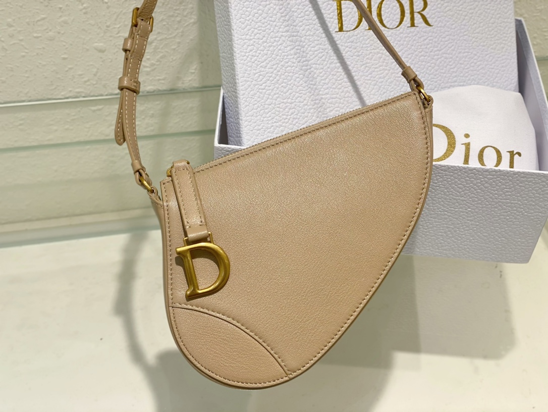 D*or saddle shoulder pouch