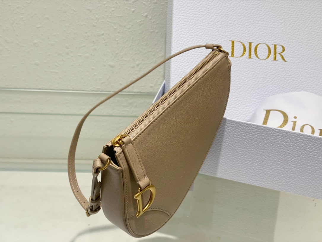 D*or saddle shoulder pouch