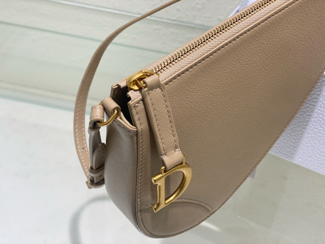 D*or saddle shoulder pouch