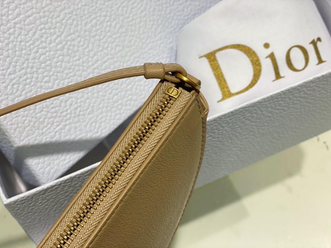 D*or saddle shoulder pouch