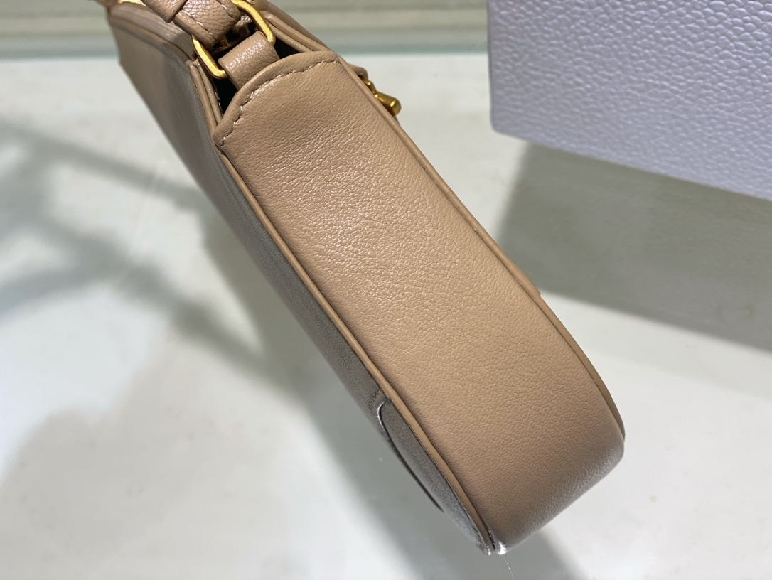 D*or saddle shoulder pouch