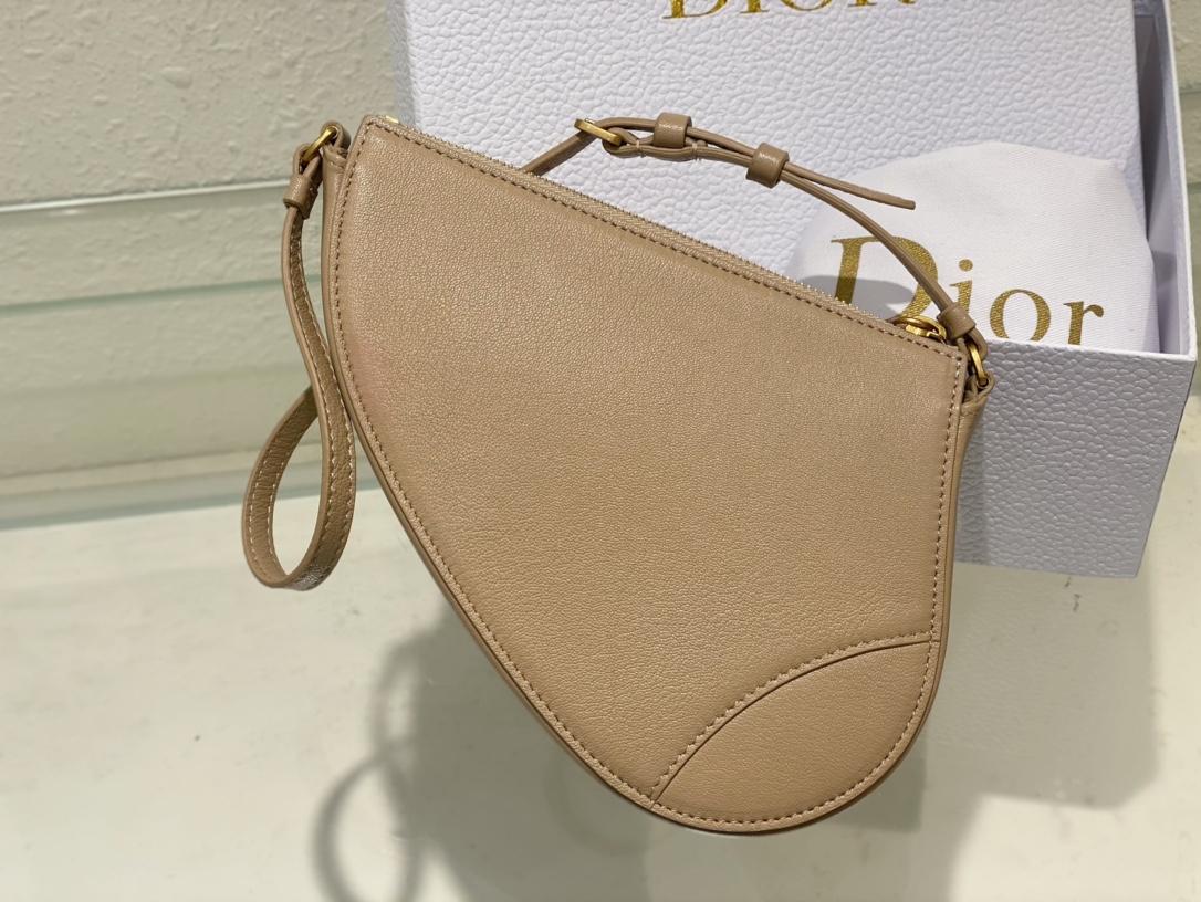 D*or saddle shoulder pouch