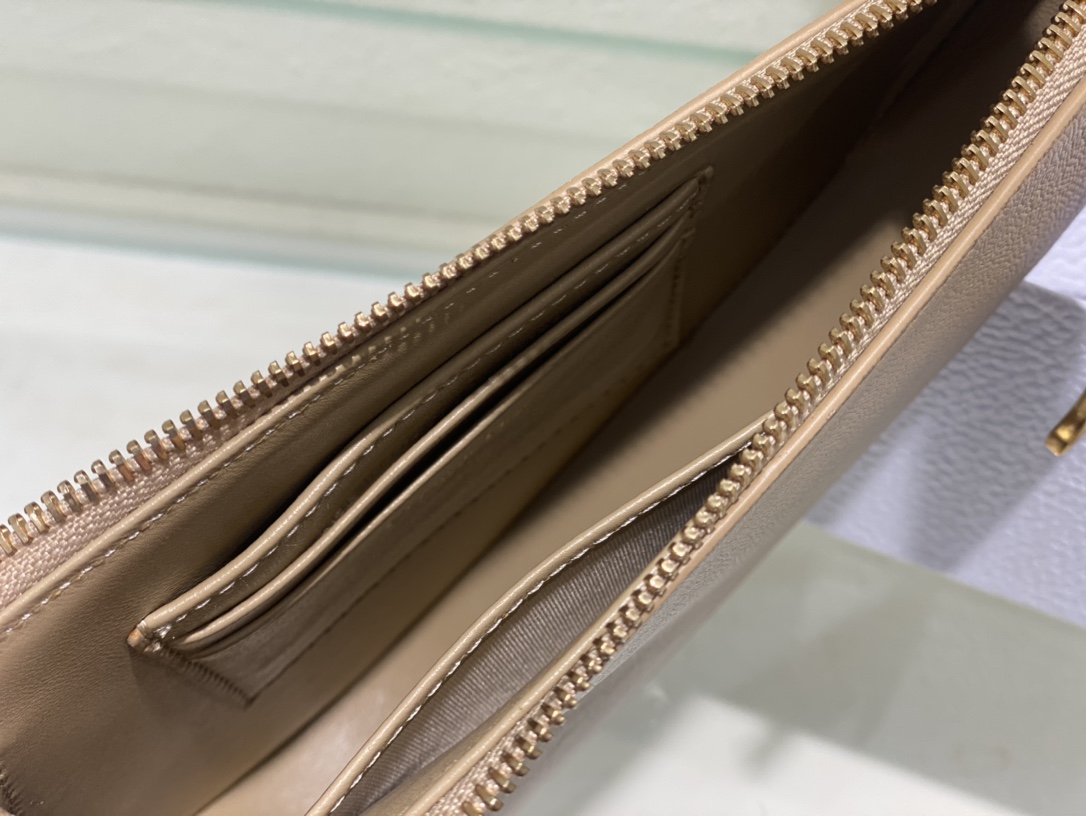 D*or saddle shoulder pouch