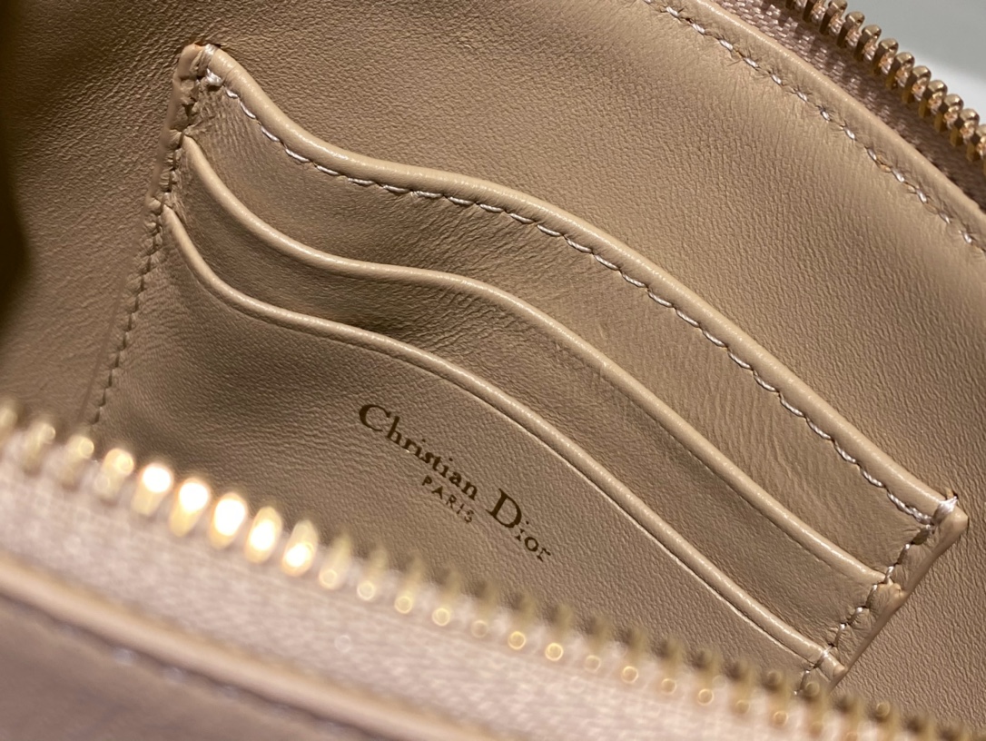 D*or saddle shoulder pouch