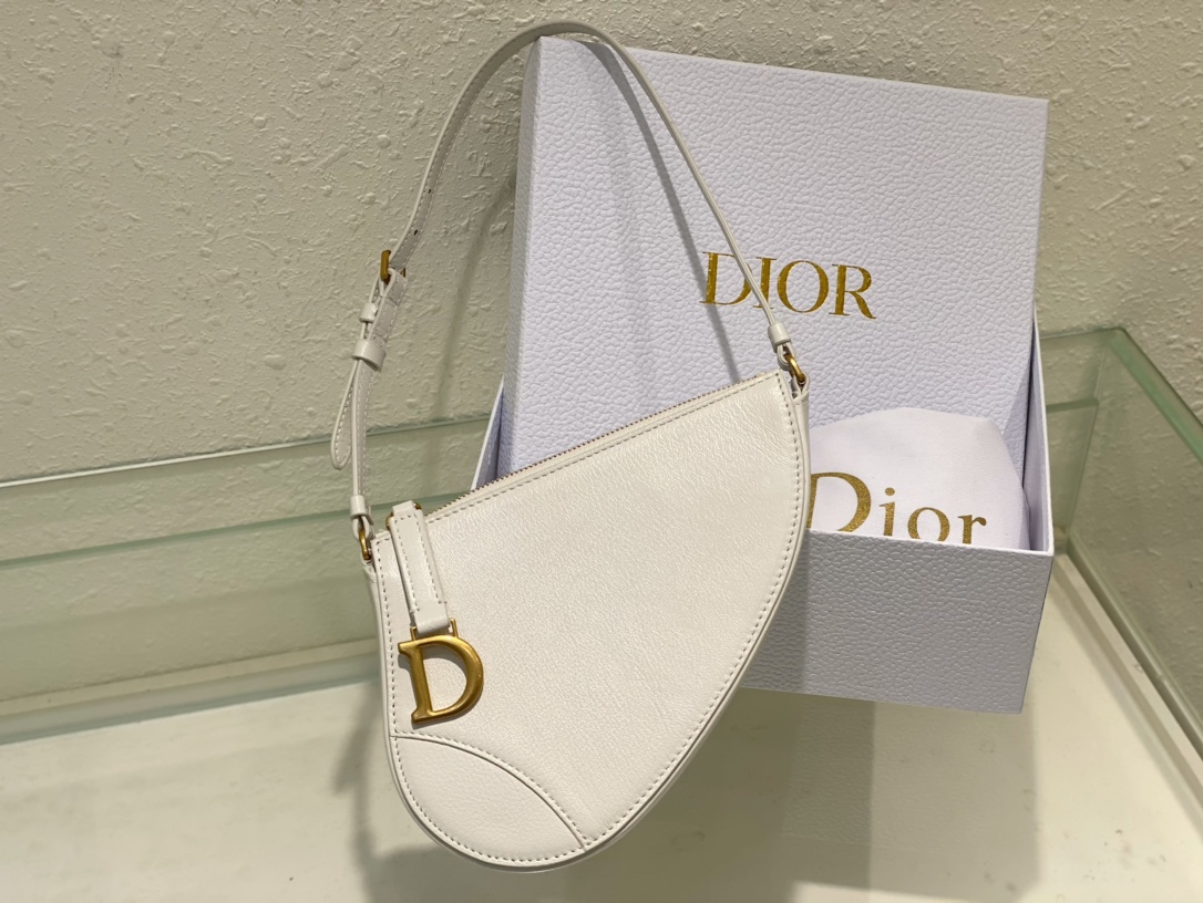D*or saddle shoulder pouch