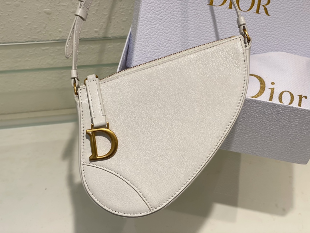 D*or saddle shoulder pouch