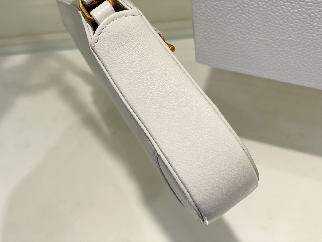 D*or saddle shoulder pouch
