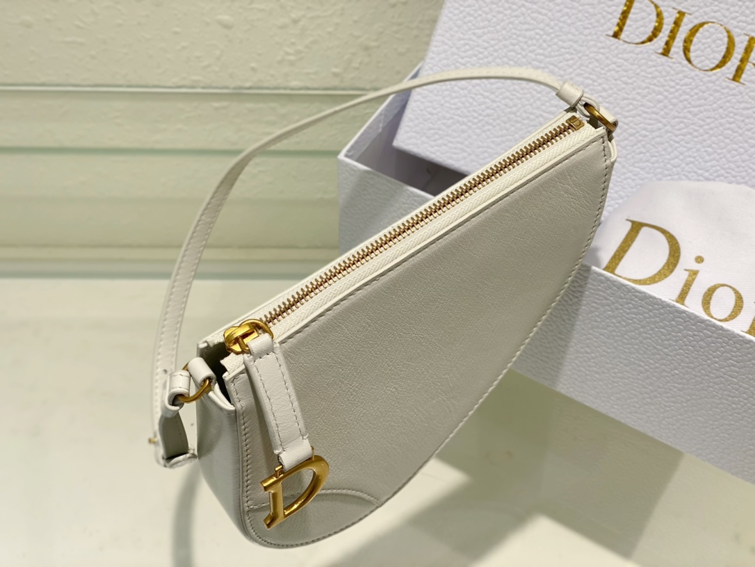 D*or saddle shoulder pouch