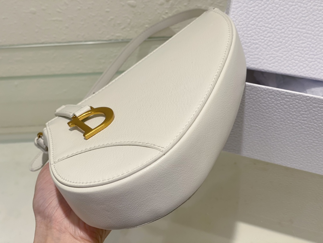D*or saddle shoulder pouch