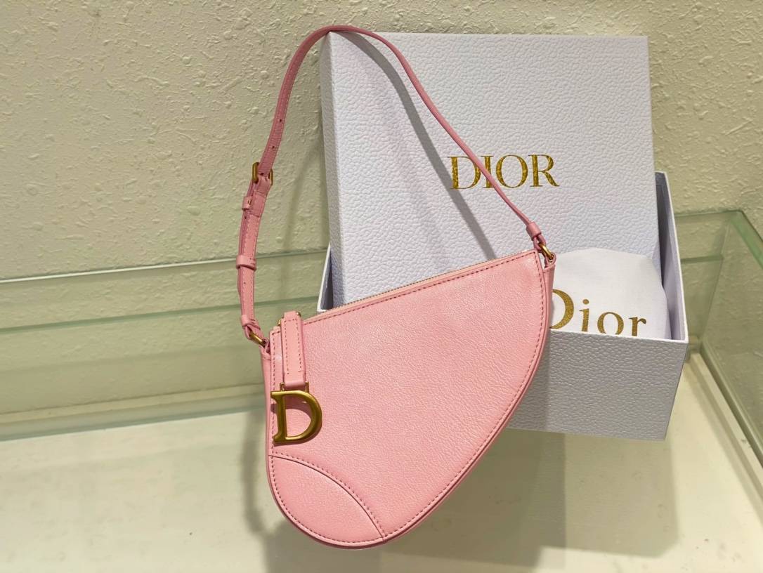 D*or saddle shoulder pouch