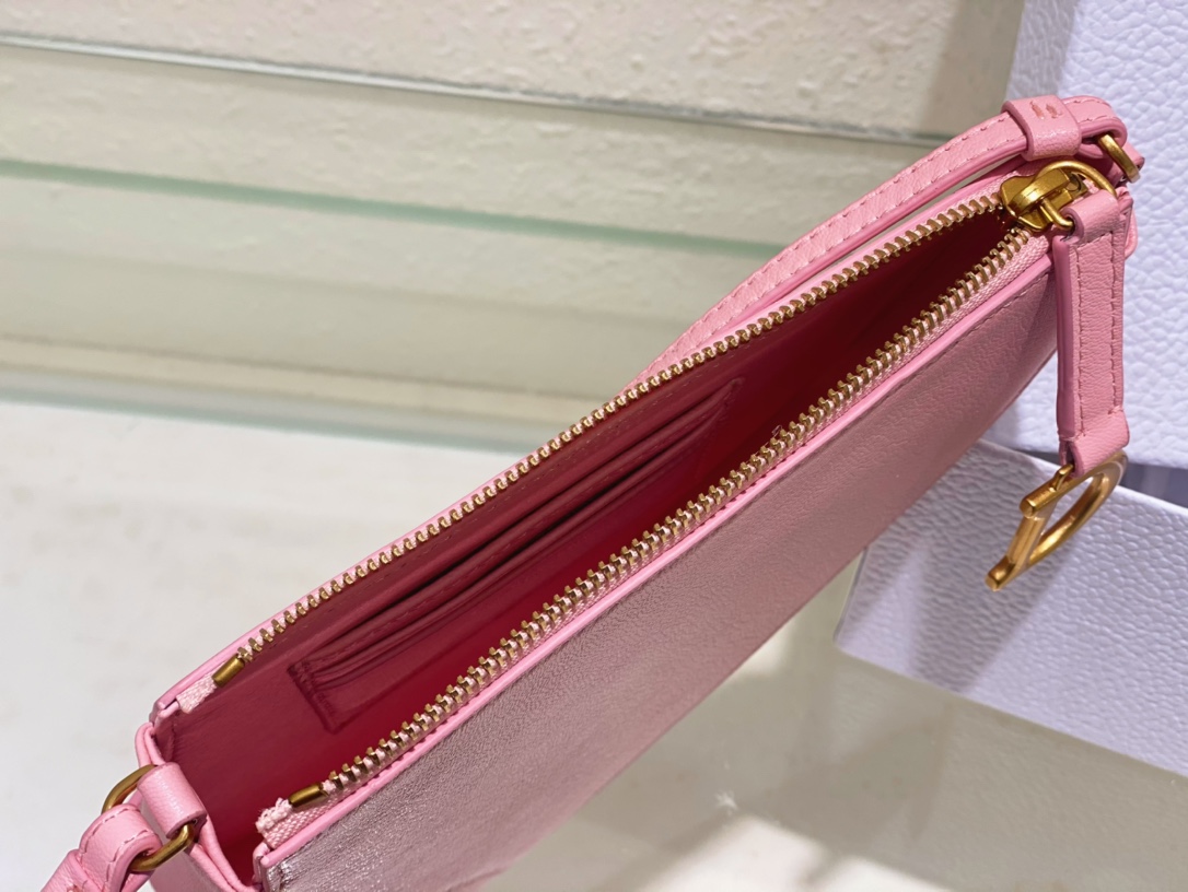 D*or saddle shoulder pouch