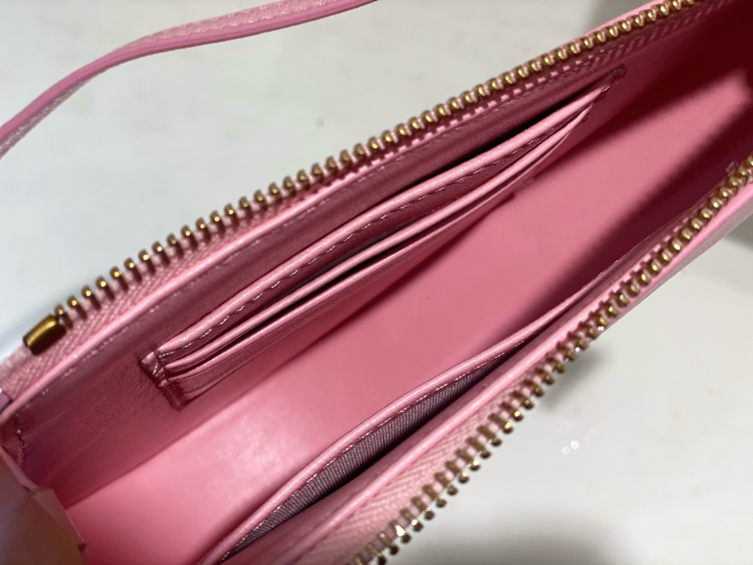 D*or saddle shoulder pouch
