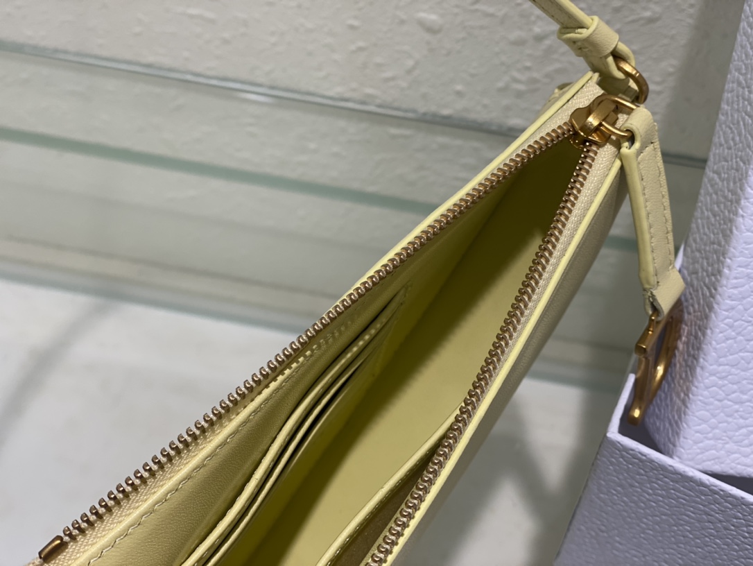 D*or saddle shoulder pouch