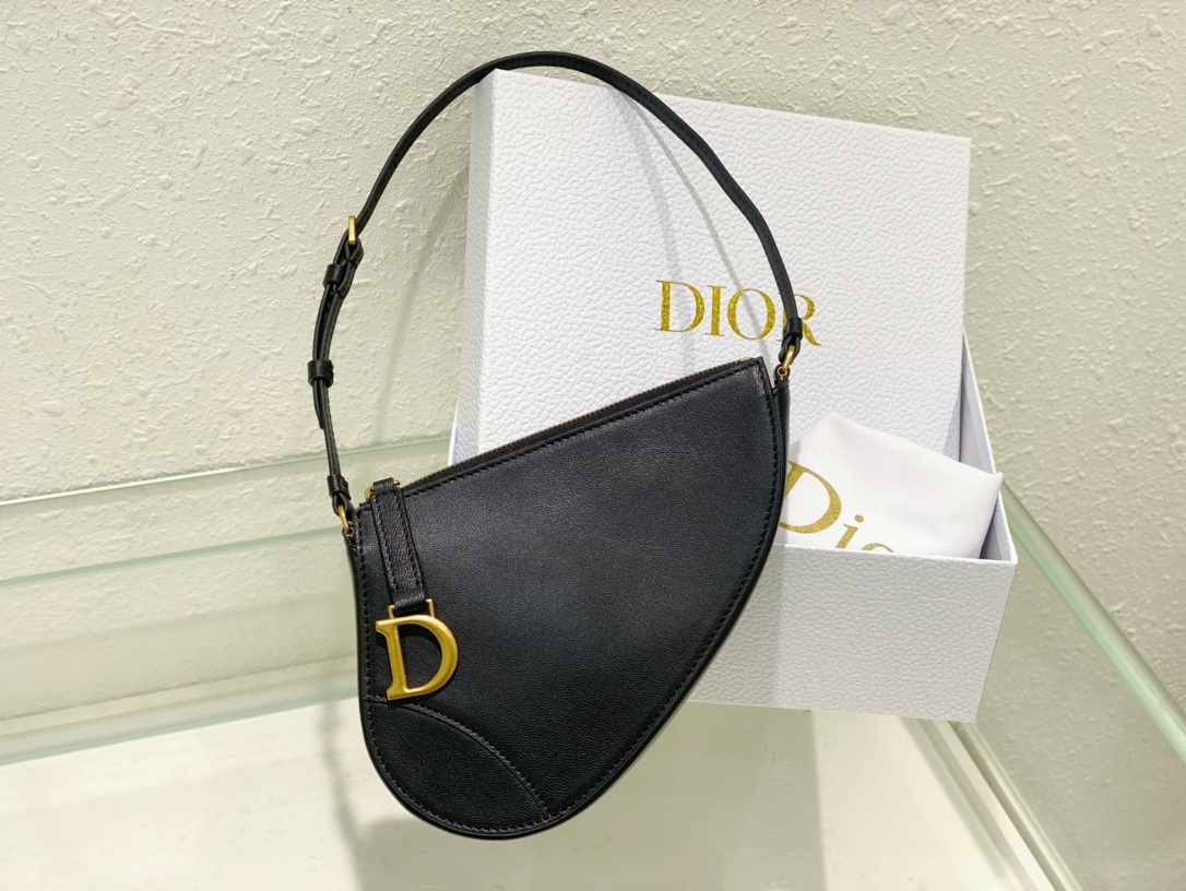 D*or saddle shoulder pouch