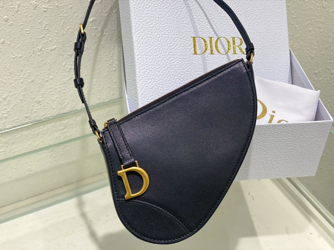 D*or saddle shoulder pouch