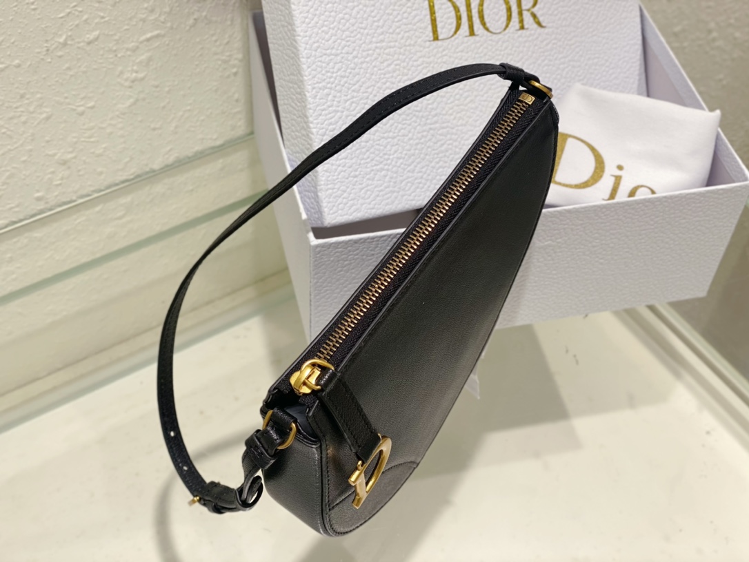 D*or saddle shoulder pouch