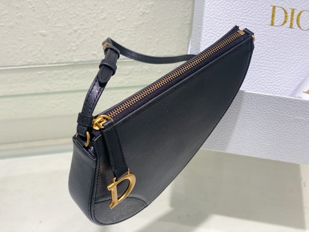 D*or saddle shoulder pouch